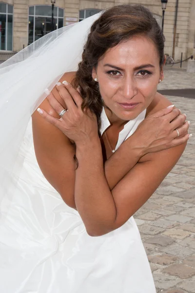 Novia con peinado, maquillaje posando en vestido blanco y velo . — Foto de Stock