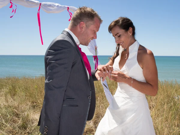 Прекрасная и романтическая свадьба на пляже — стоковое фото