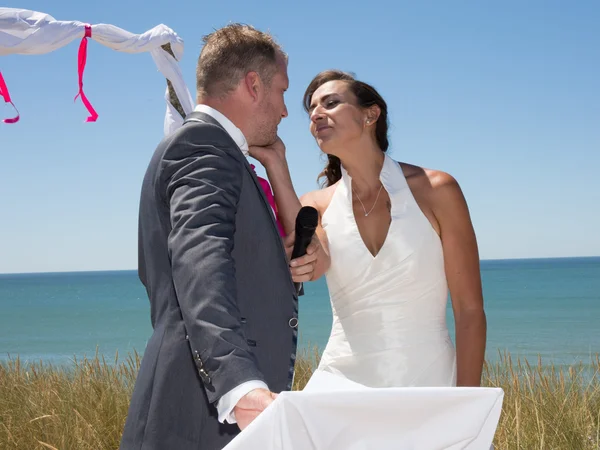 Прекрасная и романтическая свадьба на пляже — стоковое фото