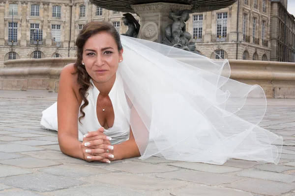 Braut mit Frisur, Make-up posiert in weißem Kleid und Schleier. — Stockfoto