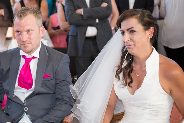 Свадебная пара, жених и невеста сидят вместе, чтобы подписать контракт — стоковое фото