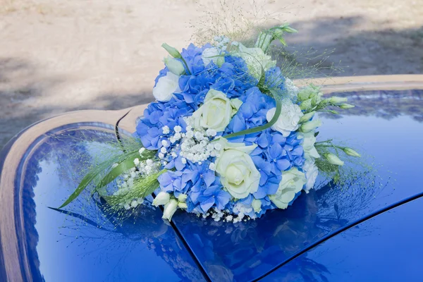 Coche de boda con hermosas decoraciones de flores azules —  Fotos de Stock