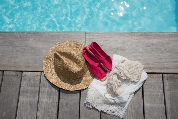Sapatos rosa bonito e chapéu de verão à beira da piscina — Fotografia de Stock