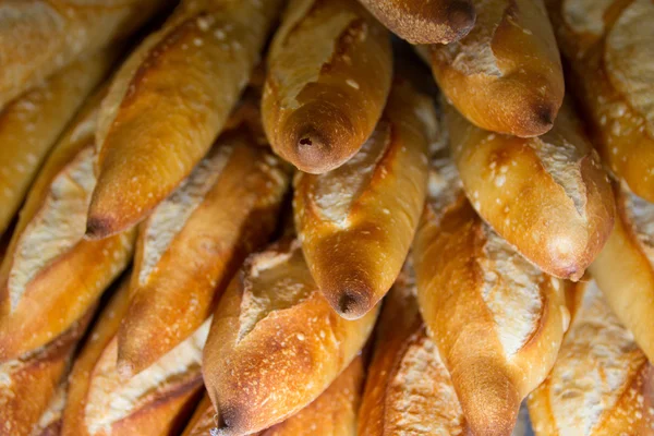 Французские багеты свежеиспеченные в корзине в пекарне — стоковое фото
