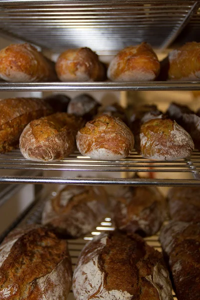 Свежеиспеченные буханки хлеба на базаре — стоковое фото