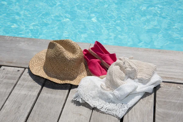 Sapatos rosa bonito e chapéu de verão à beira da piscina — Fotografia de Stock