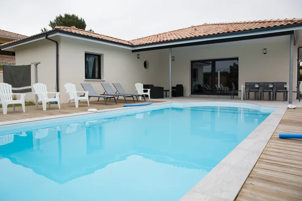 Hermosa casa con piscina en el patio — Foto de Stock