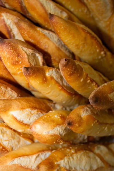 Baguettes franceses recién horneados en una canasta en panadería — Foto de Stock