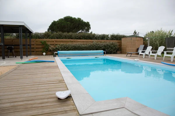 Hermosa casa con piscina en el patio — Foto de Stock