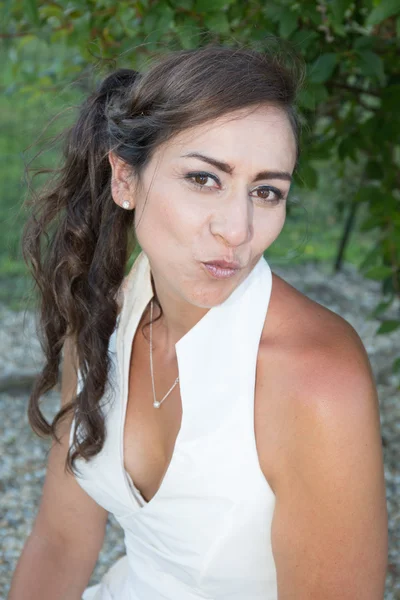 Atraktivní mladá žena odesílání vzduchu polibek — Stock fotografie