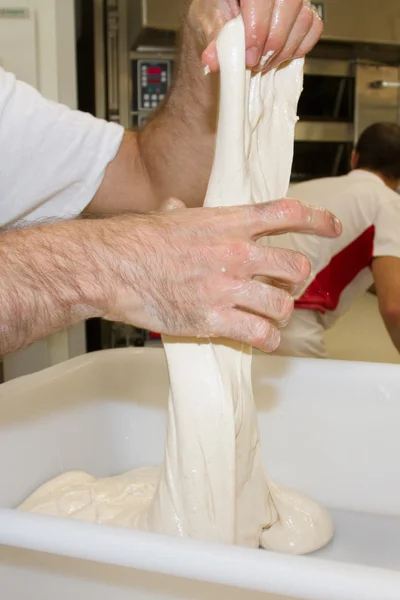 Vydělávání těsta mužské ruce v pekařství — Stock fotografie