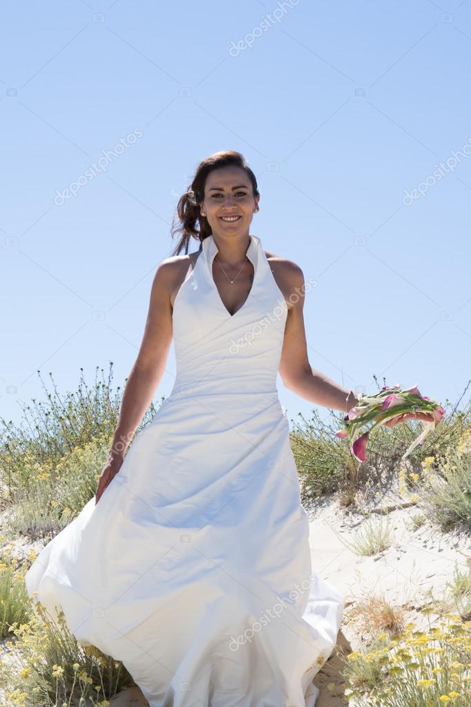 caminar a lo largo de la costa del mar hermosa boda vestido de novia
