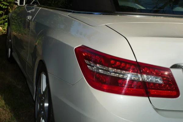 Costas de um belo carro branco, pára-choques vermelho — Fotografia de Stock