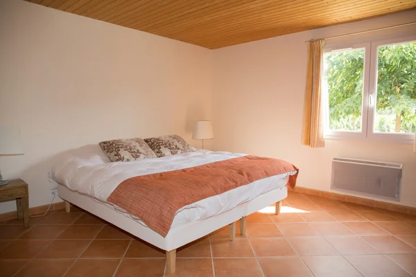 Horizontal view of modern homely bedroom interior — Stock Photo, Image