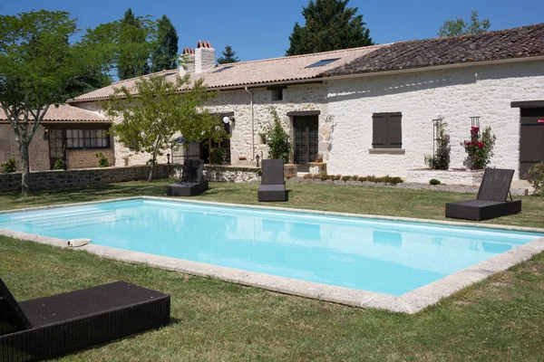 Arquitectura, hermosa villa con piscina, al aire libre — Foto de Stock