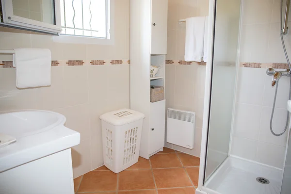 흰색 밝은 샤워 시설을 갖춘 현대적인 욕실 — 스톡 사진
