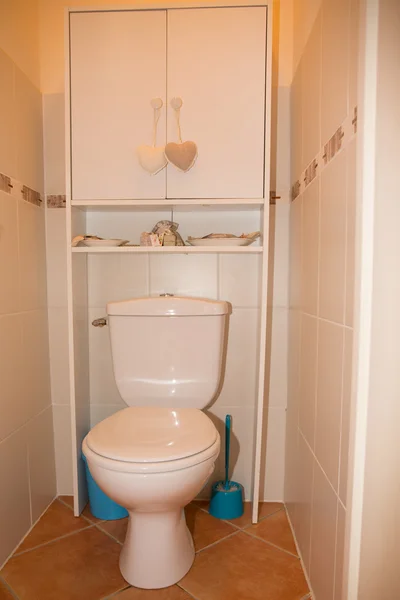 Bacia WC em um quarto moderno — Fotografia de Stock