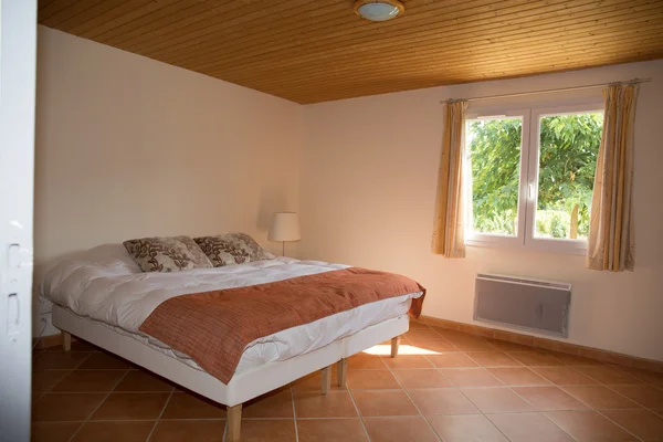 Vue horizontale de l'intérieur moderne et accueillant de la chambre — Photo