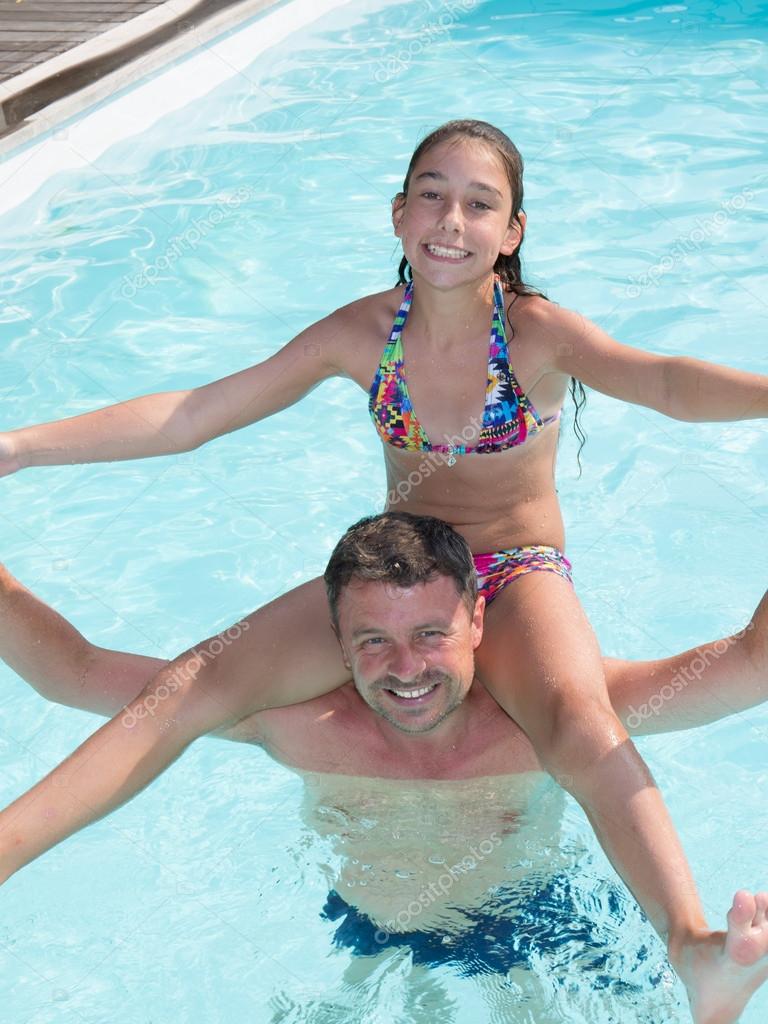 Amateur daddy. Young в бассейне. Девочка 12 лет в бассейне папа. Братья в бассейне. Сестра в бассейне.