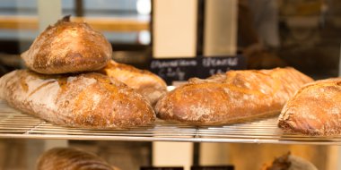 Kepekli ve tahıl ekmek ile yapılmış ev yapımı yemek