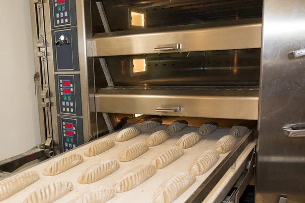 Ponecháme-li čerstvý chléb do skříně. Výrobní proces španělského chleba — Stock fotografie