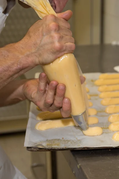 Chef haciendo panadería casera nombre es crema choux —  Fotos de Stock
