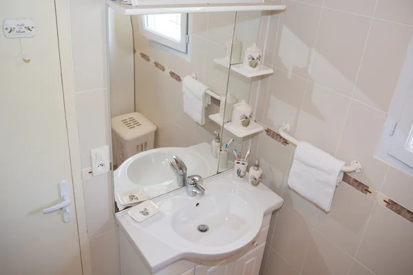 Cuarto de baño moderno con una ducha blanca brillante — Foto de Stock