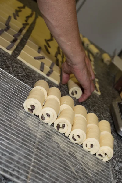 Делать вкусные шоколадные круассаны из слоеного теста — стоковое фото