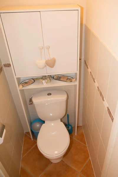 Bacia WC em um quarto moderno — Fotografia de Stock