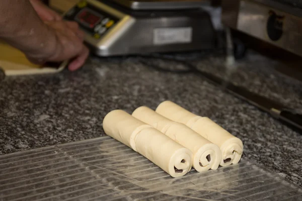 Takže výborné čokoládové croissanty s listového těsta — Stock fotografie