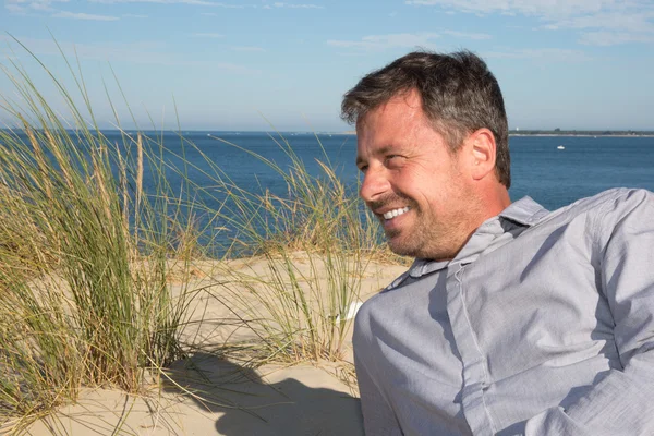 Profilo di un uomo d'affari seduto e che lavora sulla spiaggia — Foto Stock