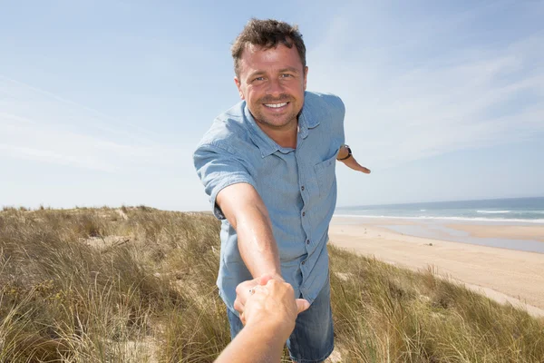 Любовь - романтическая пара, держащаяся за руки, пляжные любовники или молодожёны в романтике на пляже . — стоковое фото