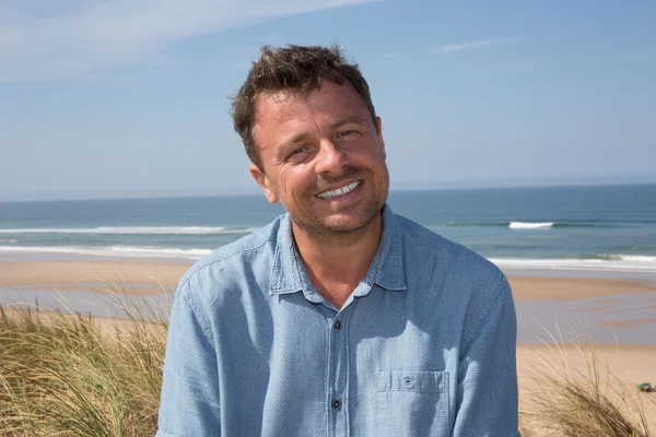 Bel homme d'âge moyen en vêtements décontractés profiter de la plage — Photo