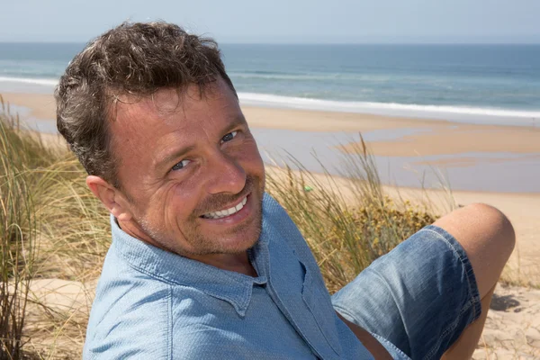 Beau homme allongé sur la plage — Photo