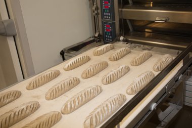Puting taze pişmiş ekmek raf içine. Üretim süreci İspanyol ekmek