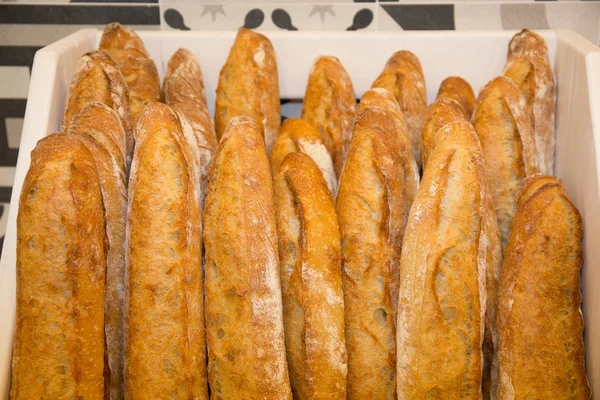 Baguetes francesas em uma cesta na padaria moderna — Fotografia de Stock