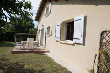 Çağdaş ev dış mavi gökyüzü altında