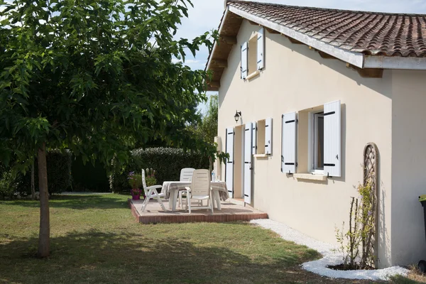 Maison contemporaine extérieure sous le ciel bleu — Photo