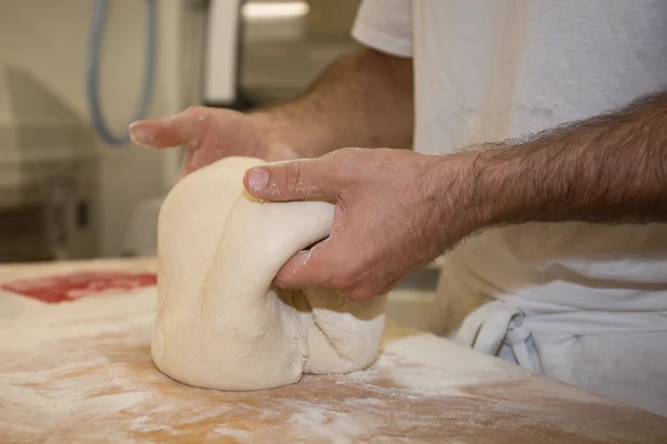 Herstellung von Backwaren in der Bäckerei durch einen Bäckermeister — Stockfoto