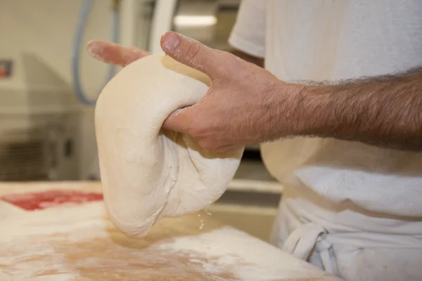 Fabricación de productos de panadería en panadería por un panadero jefe —  Fotos de Stock