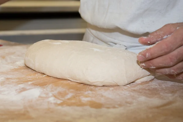 Fabricación de productos de panadería en panadería por un panadero jefe —  Fotos de Stock