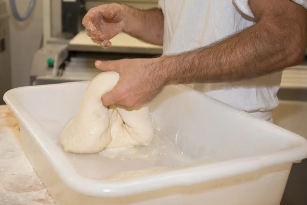 Výroba pekárenských výrobků v pekárnu hlavní Baker — Stock fotografie
