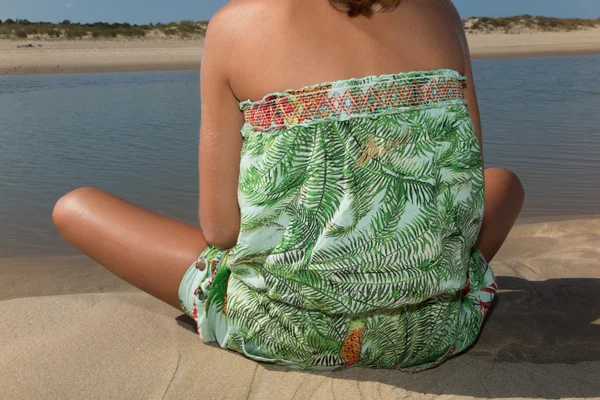 Yoga strand meisje doet pose aan Oceaan voor de gezondheid van de zen — Stockfoto