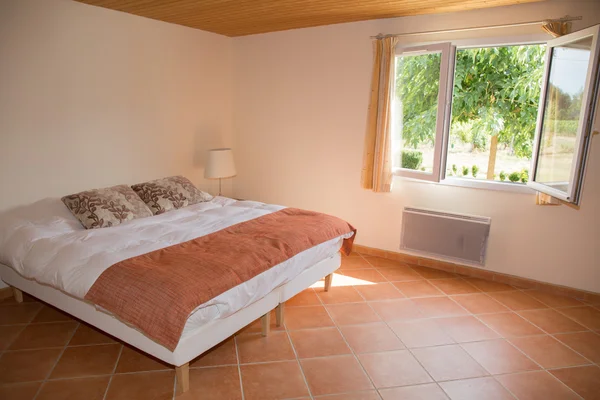Schlafzimmer in einem modernen Haus einfach und geräumig — Stockfoto