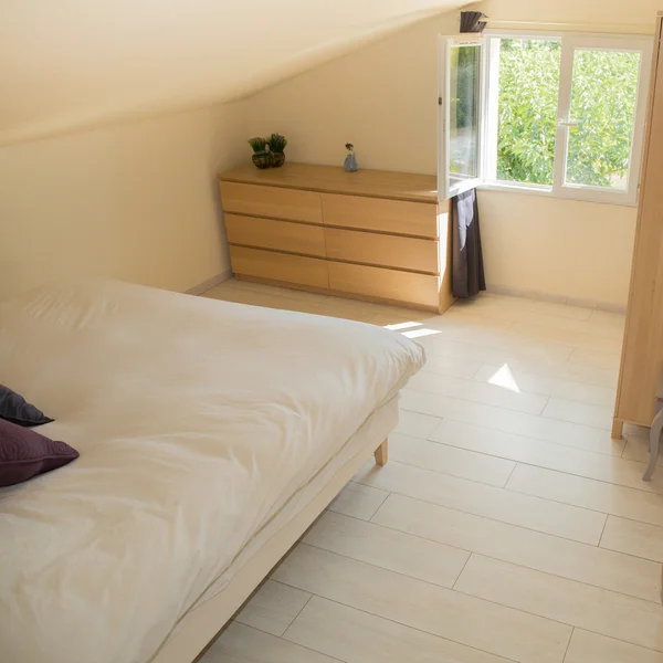 Grand lit double confortable dans une élégante chambre classique avec fenêtres — Photo