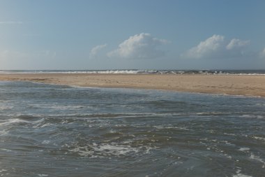 Küçük dalgalar deniz gündüz bulutlar ile mavi gökyüzü altında