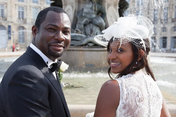 Noiva afro-americana e noivo olhando para a câmera — Fotografia de Stock