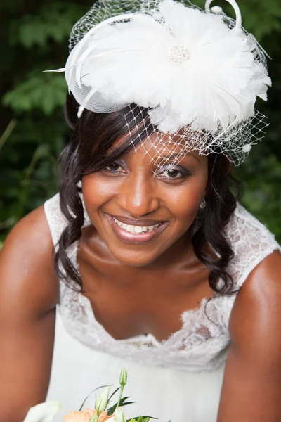 Pięknej narzeczonej african american pozowanie w dniu ślubu z bukietem — Zdjęcie stockowe