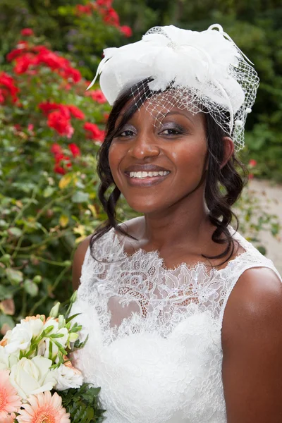 Linda noiva afro-americana fora posando e sorrindo — Fotografia de Stock