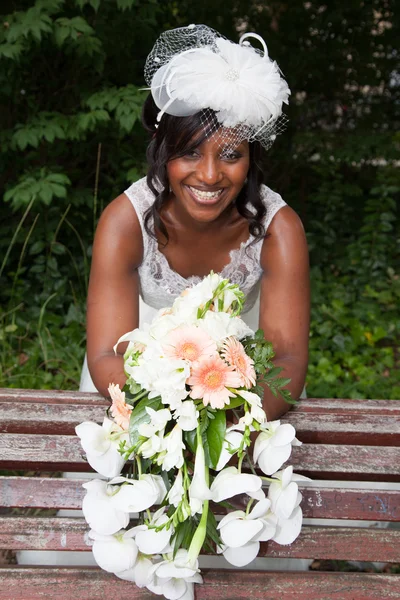 Mooie Afrikaanse Amerikaanse bruid poseren in haar trouwdag met boeket — Stockfoto